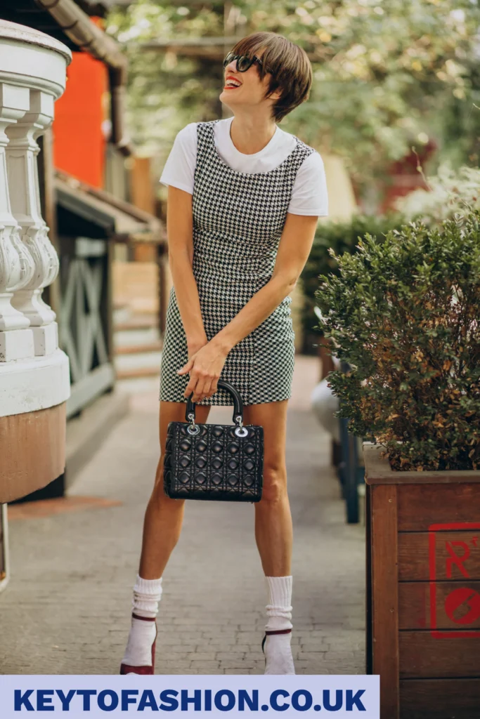 Effortless New Prep Style You’ll Love to Wear 4 preppy outfit with stylish handbag.